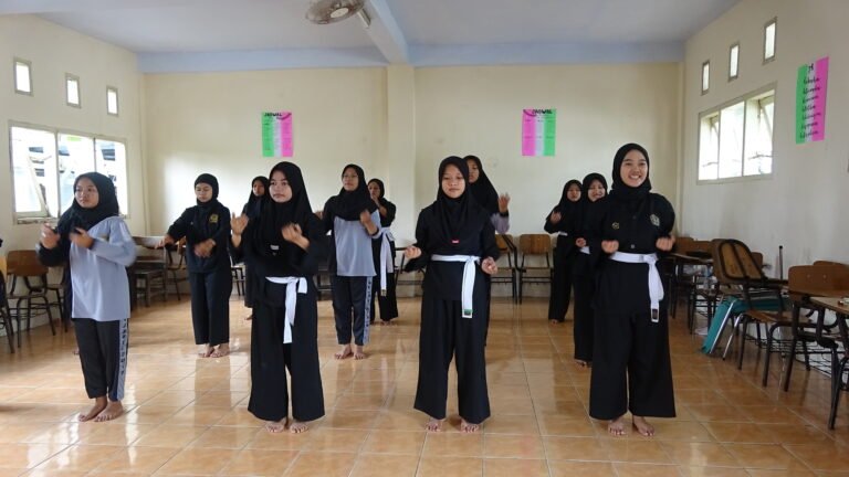 EKSTRAKURIKULER PENCAK SILAT