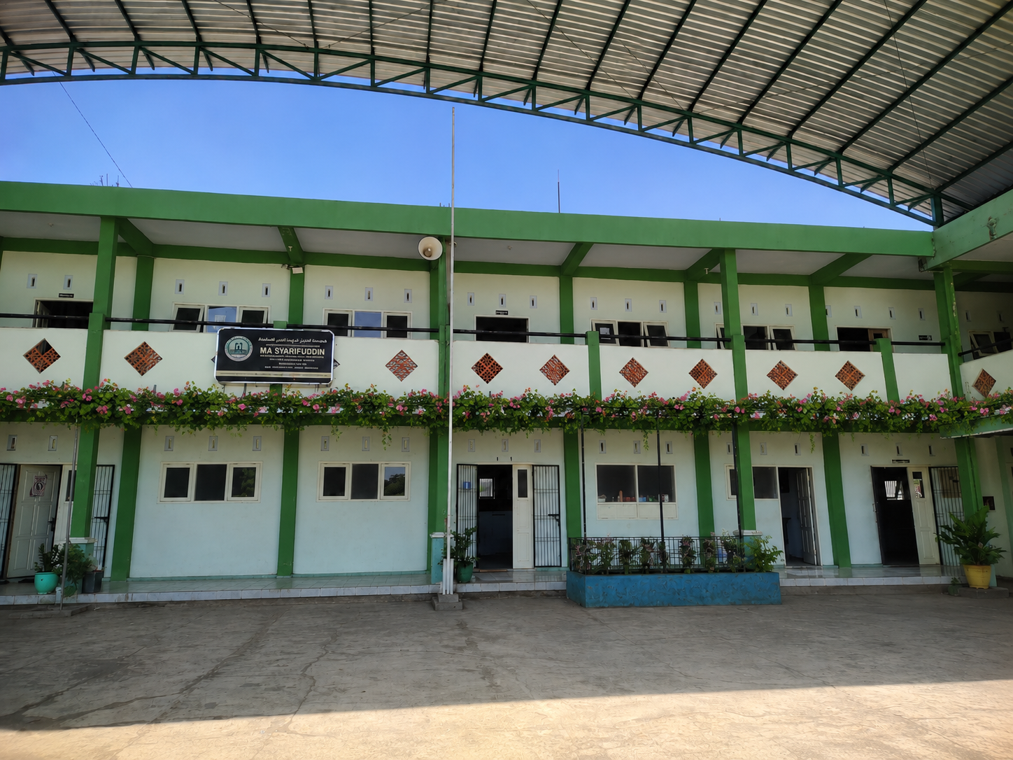 Profil MA Syarifuddin sebagai madrasah berbasis pesantren di Lumajang.